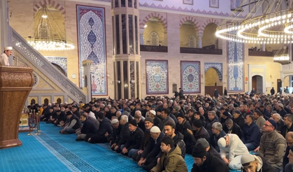 Ramazan’ın İlk Teravihi Binlerce Kişiyi Buluşturdu: Abdulhamithan Camii Işıl Işıl