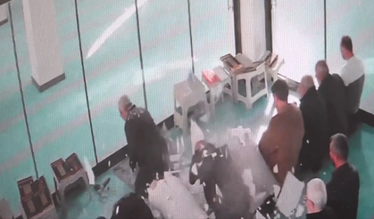 Şanlıurfa'da caminin tavan alçısı cemaatin üstüne düştü