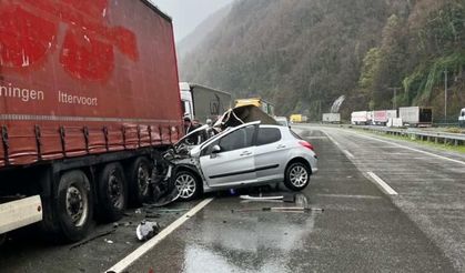 Artvin'de feci kaza: Tır otomobile çarptı, 2 kişi hayatını kaybetti!