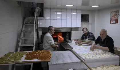 İftara Saatler Kala Fırınlarda Yoğun Mesai: Ramazan Pidesinin Sırrı Ne?