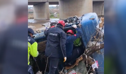Osmaniye'de çaya devrilen tırın sürücüsü hayatını kaybetti
