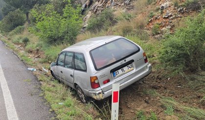 Adana'da yoldan çıkan otomobildeki 3 kişi yaralandı