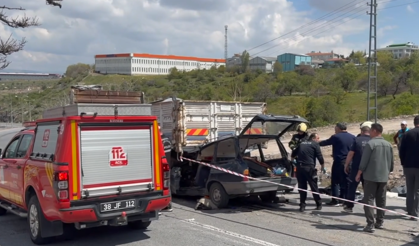 Kayseri'de kamyon ile çarpışan otomobildeki anne öldü, oğlu ağır yaralandı