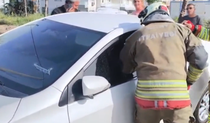 Otomobilde kilitli kalan bebeği itfaiye ekibi kurtardı