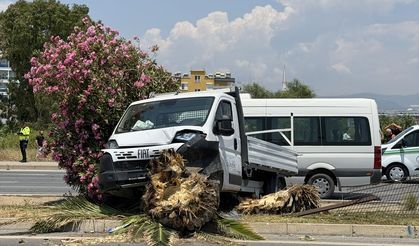 Antalya'da kamyonetle çarpışan motosikletin sürücüsü öldü, 1 kişi yaralandı