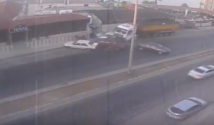 Mersin'de kontrolden çıkan kamyon yol kenarındaki araçlara çarptı