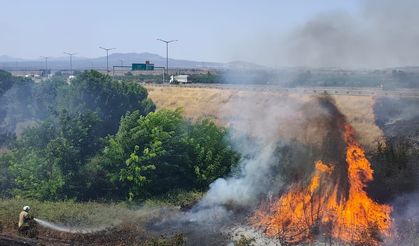 Erzin ilçesinde otluk alanda çıkan yangın söndürüldü