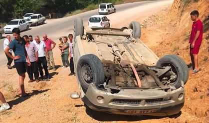 Adana'da devrilen otomobildeki 6 kişi yaralandı