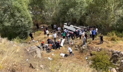 Sivas'ta Feci Kaza: Yolcu Minibüsü Şarampole Devrildi, 4 Ölü, 10 Yaralı!