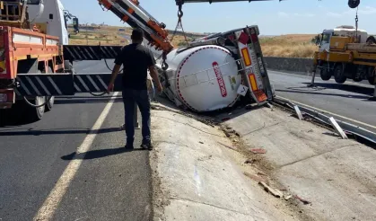 Diyarbakır'ın Çınar ilçesinde devrilen tankerde sıkışan 2 kişinin kurtarıldı