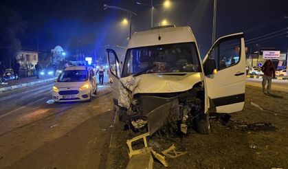 Minibüs ile hafif ticari araç çarpıştı: 21 yaralı