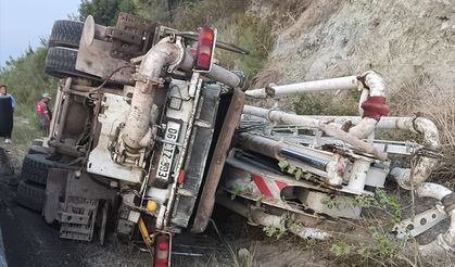 Osmaniye'de devrilen beton mikserinin sürücüsü yaralandı