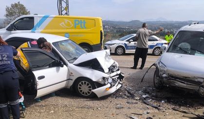 Osmaniye'de hafif ticari araçla çarpışan otomobildeki 2 kişi yaralandı