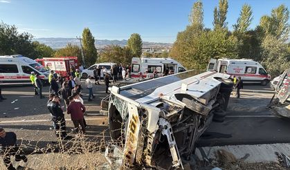 Bingöl'de midibüs ile pikabın çarpıştığı kazada 12 kişi yaralandı