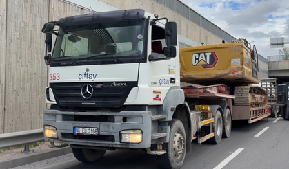 Niğde'de alt geçide sıkışan tır kurtarıldı