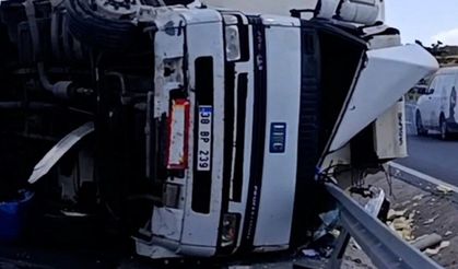 Gölbaşı'nda pamuk yüklü tırın devrilmesi sonucu 1 kişi yaralandı