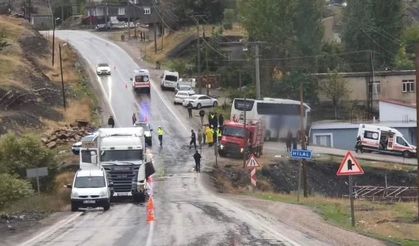 Şırnak'ta Tırla Çarpıştıktan Sonra Eve Giren Yolcu Otobüsünde Şoför Hayatını Kaybetti, 14 Kişi Yaralandı