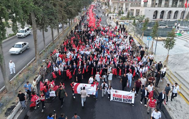 Ellerinde Bayraklar, Dillerinde Dualar: Kahramanmaraş 15 Temmuz Şehitlerini Unutmadı, Unutturmadı!