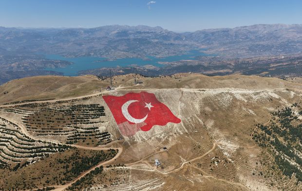 Ahır Dağı'ndaki Dev Türk Bayrağı Yeniden İlk Günkü Görkemine Kavuştu