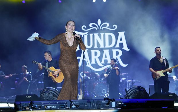 Funda Arar Söyledi, 100 Bin Dinleyici Eşlik Etti