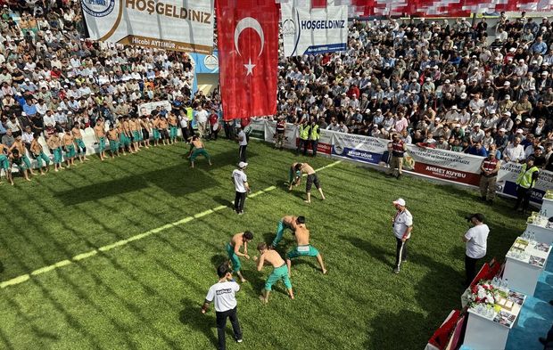 Bertiz Er Meydanında Şalvar Güreşi Coşkusu: 30 Yıllık Gelenek Nefes Kesti!