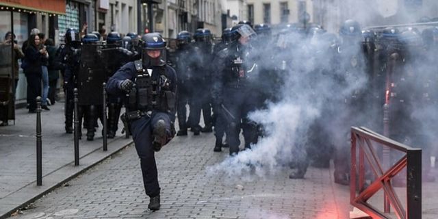 Paris'te Macron karşıtları sokağa indi