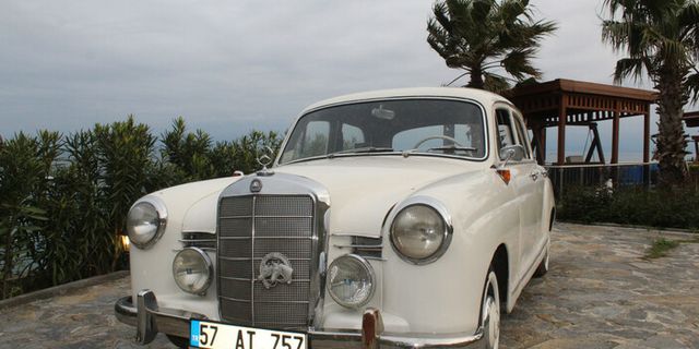 1957 model klasik otomobiline gözü gibi bakıyor