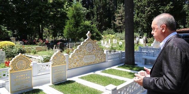 Cumhurbaşkanı Erdoğan, anne ve babasının kabirlerini ziyaret etti