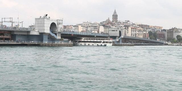 Tur teknesi Galata Köprüsü'ne çarptı