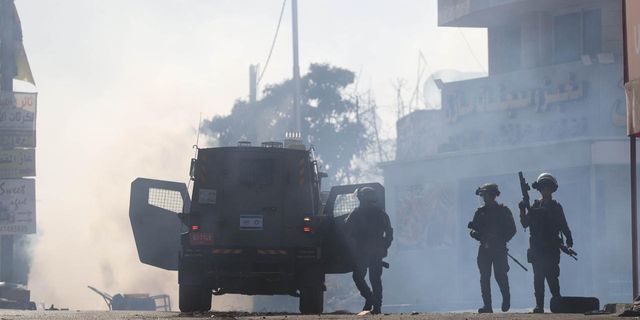 İsrail güçleri 2 Filistinliyi yaraladı, 22 Filistinliyi de gözaltına ald