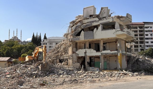 Ebrar Sitesi'nde ağır hasar alan blokların yıkımı tamamlandı