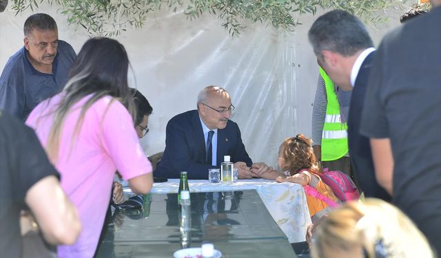 Adana Valisi Köşger, depremzedelerin kaldığı konteyner kenti ziyaret etti