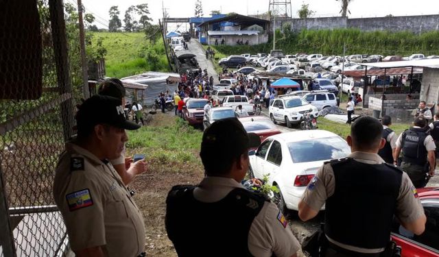 Ekvador'da mahkumlar 57 gardiyan ve 7 polisi rehin aldı