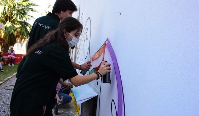 Antalya'da Gençler, Deprem Bölgelerindeki Okul Duvarlarını Grafitiyle Renklendirecek