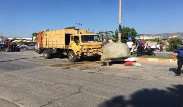 Çöp kamyonu ile pikabın çarpışması sonucu 4 kişi öldü