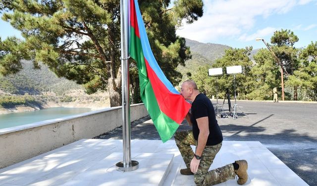 İlham Aliyev, ordunun kontrolüne geçen bölgelerde Azerbaycan bayrağını göndere çekti
