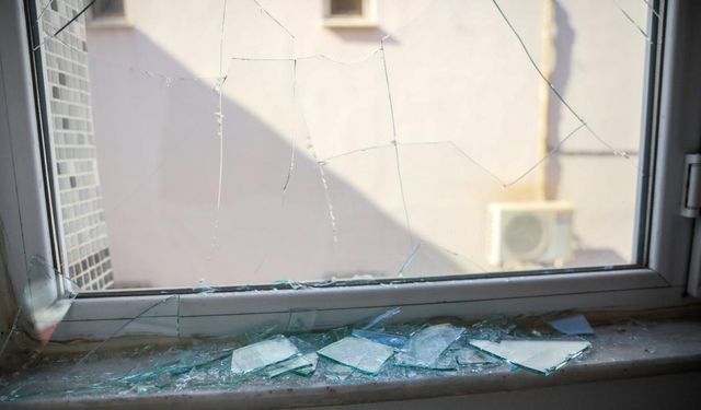 Tahliye etmek istediği kiracısının camlarını kırdı