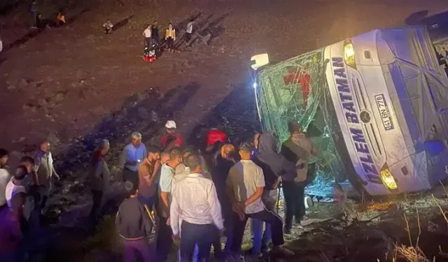 Otobüsün devrilmesi sonucu 2 kişi öldü, 25 kişi yaralandı