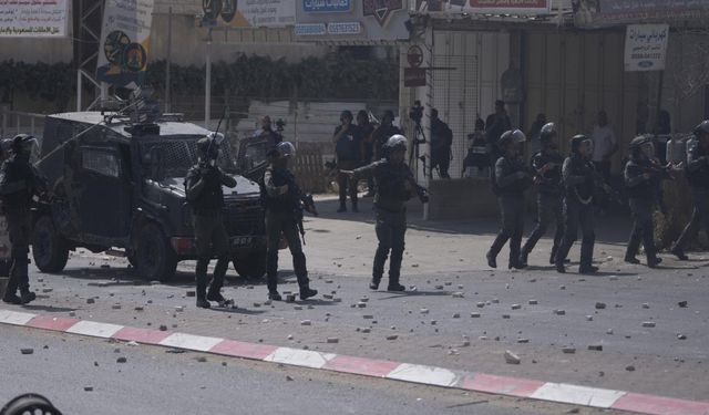 İsrail askerleri Batı Şeria'da baskınlarını sürdürdü, 2 gazeteciyi gözaltına aldı