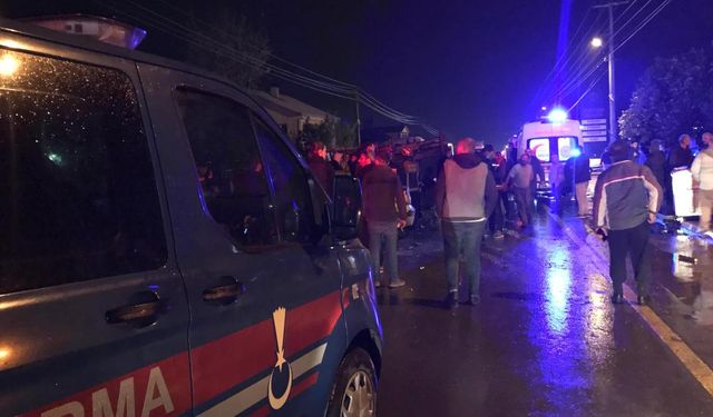 Sakarya'da üç aracın karıştığı kazada 4 kişi yaralandı
