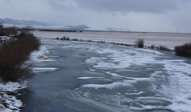 Ardahan'da Kura Nehri'nin yüzeyi buz tuttu
