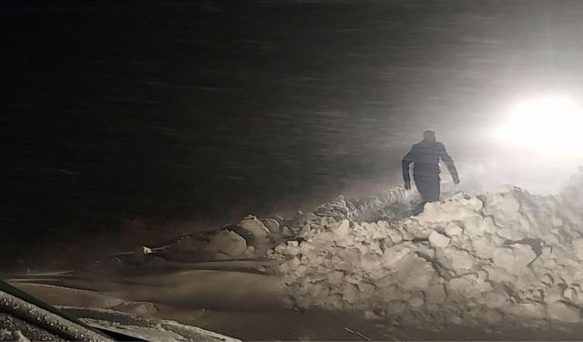 Bitlis'te kar ve tipi: Mahsur kalanların yardımına ekipler koştu