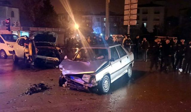 Kırıkkale'de çarpışan iki otomobildeki 9 kişi yaralandı