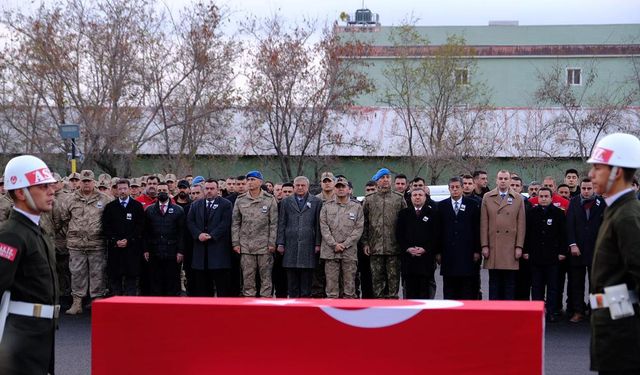 Pençe-Kilit Operasyonu bölgesinde şehit olan asker için Şırnak'ta tören düzenlendi