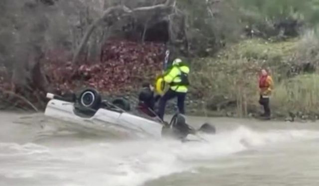 Aracı nehre devrilen ABD'li kadın helikopterle kurtarıldı