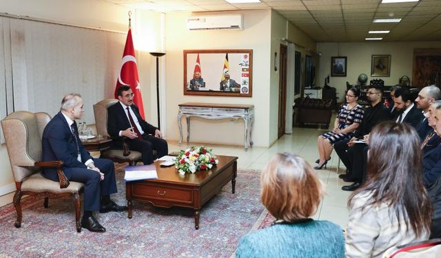 Cumhurbaşkanı Yardımcısı Yılmaz, Uganda'da Türk iş insanlarıyla bir araya geldi