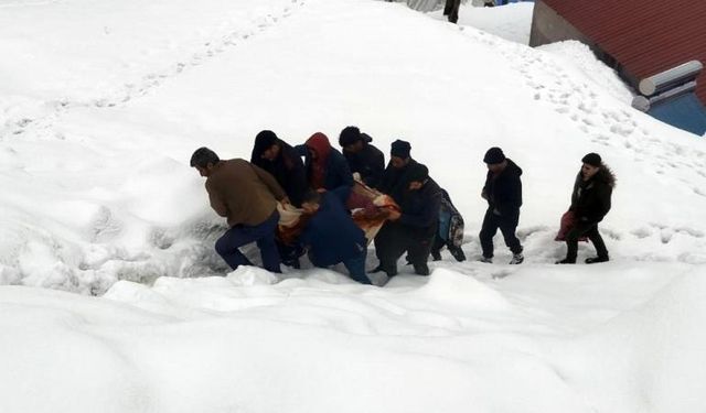 81 yaşındaki kadın, ekiplerin karla mücadelesiyle hastaneye ulaştırıldı