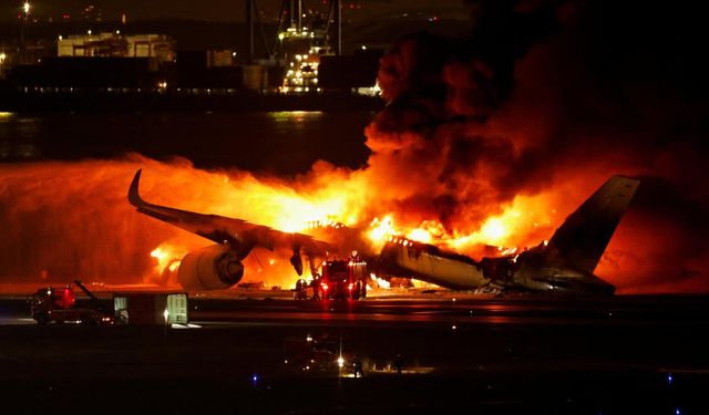 Tokyo'da havalimanında 2 uçak çarpıştı