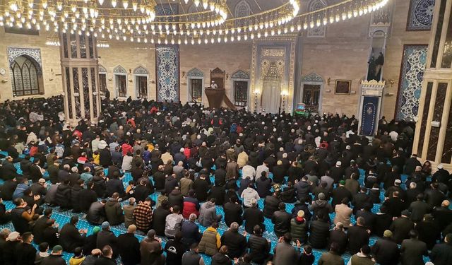 Depremzedeler Regaib Kandilini Türkiye’nin 4. büyük camisinde karşıladı