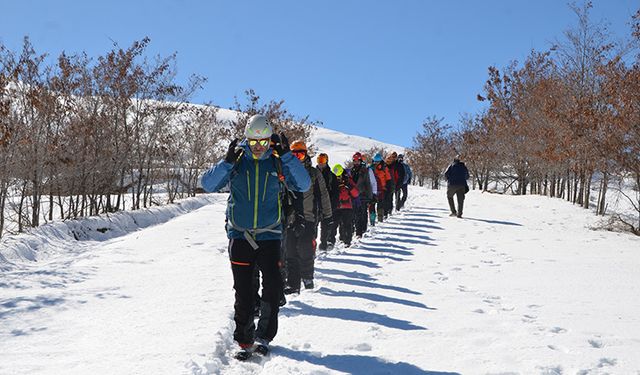 Muş'un karla kaplı dağlarında 88 dağcı eğitim görüyor